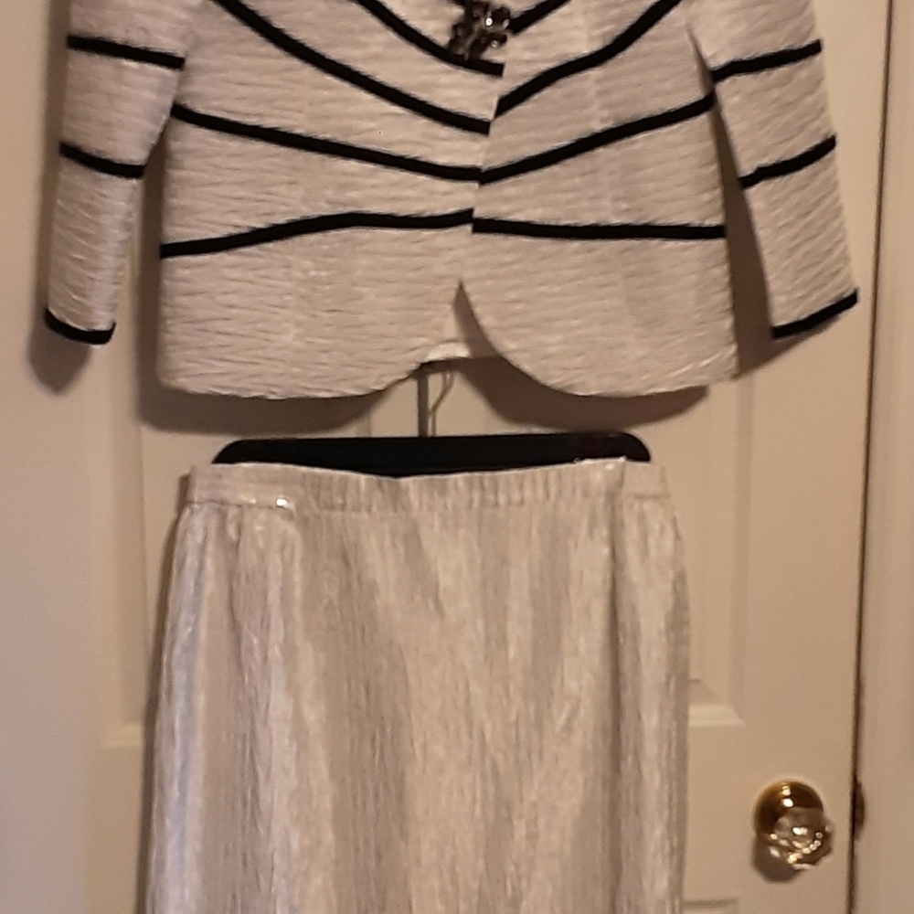 Giovanna Signature White and Black Textured Skirt Suit